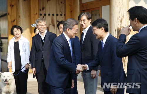 청와대 비서진들과 환송인사하는 문재인 대통령