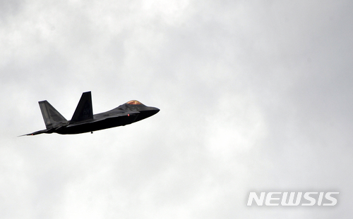 하늘 작전 펼치는 F-22 랩터