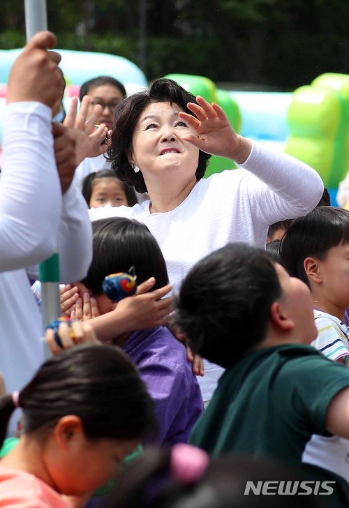 김정숙 여사, 아이들과 신나는 박 터뜨리기