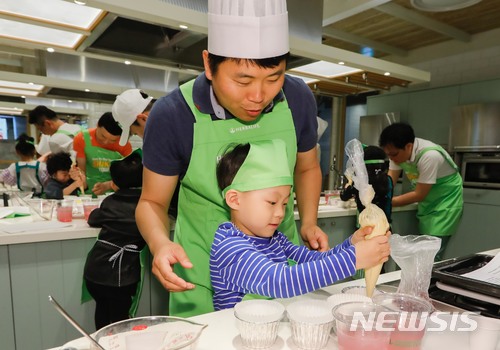 아빠와 함께 컵케이크 만들어요