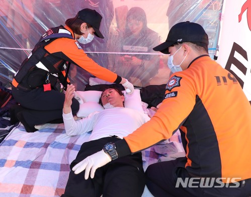 7일째 단식농성 중 119구조대 건강상태 점검받는 김성태