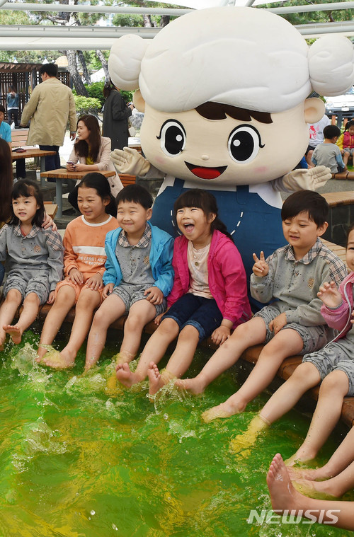 한방족욕카페에서  물장구 치는 아이들