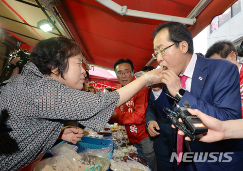 대구 반야월시장 찾은 홍준표 대표