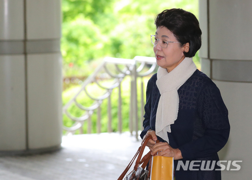 변호사법 위반 박근령씨 법원 출석