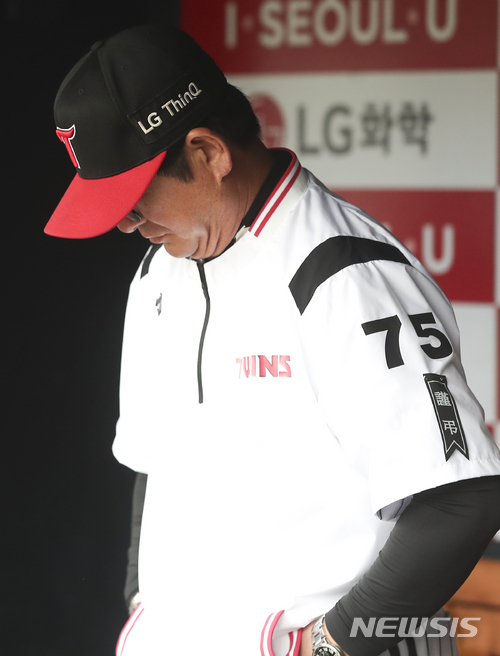 근조 리본 단 류중일 감독
