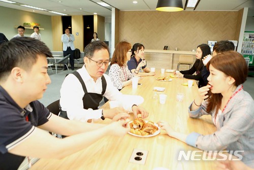 직원들과 빵 먹는 강종현 대표