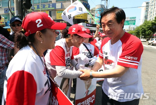 선거운동원 격려하는 김성태 원내대표