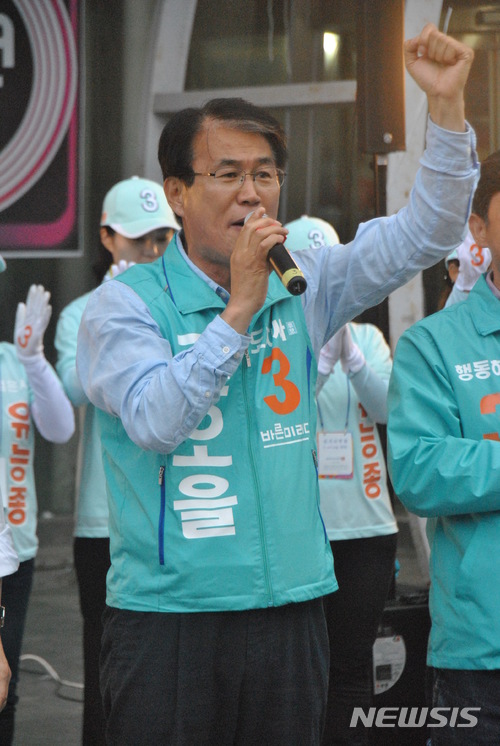 구미역서 지지 호소하는 권오을 경북도지사 후보