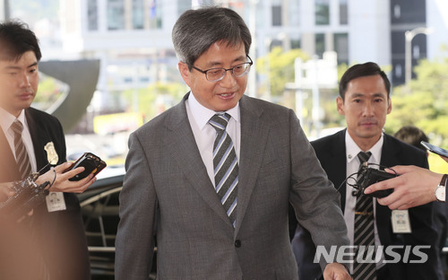 묵묵부답의 김명수 대법원장