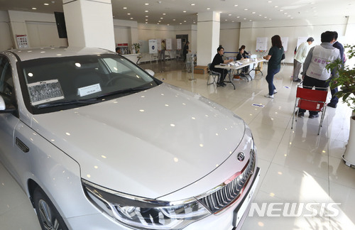 자동차 판매장에 차려진 이색 투표소