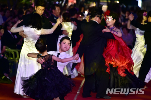 신촌 왈츠 축제의 어린이 댄서