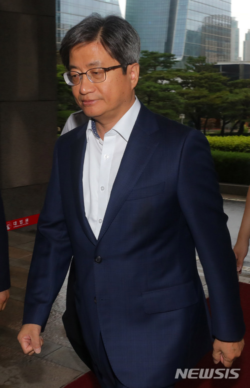 김명수 대법원장 묵묵부답
