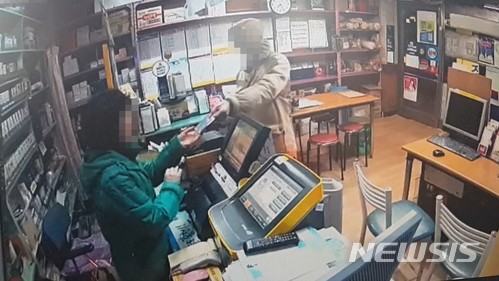 1억원 위조복권 발각되자 도주 60대 송치