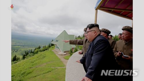 삼지연군 건설현장 살펴보는 김정은 위원장