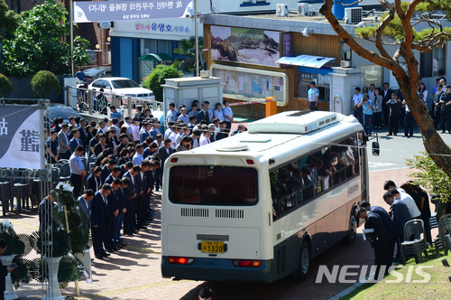 남해군청을 떠나는 영구차