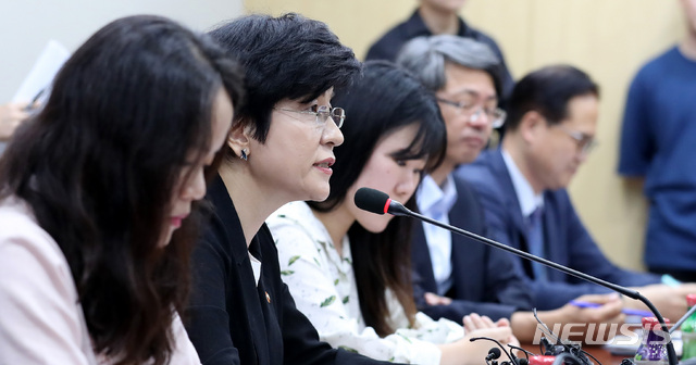 청년유니온과 최저임금 간담회 하는 김영주 장관