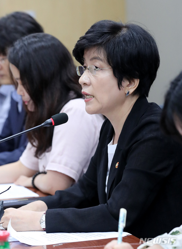 청년유니온과 간담회 하는 김영주 고용노동부 장관