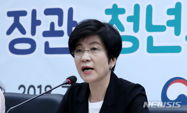 청년유니온과 최저임금 관련 간담회 하는 김영주 장관