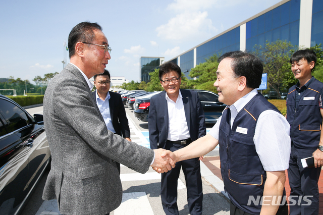 인탑스 정사진 대표와 악수하는 장세용 구미시장