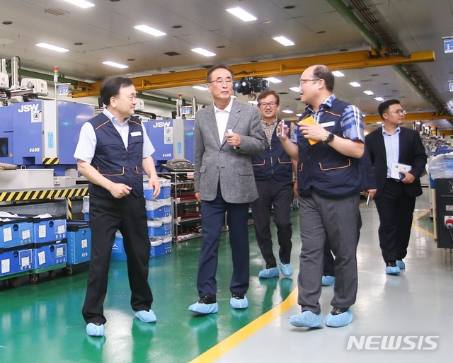 인탑스 공장 생산라인 살피는 장세용 구미시장