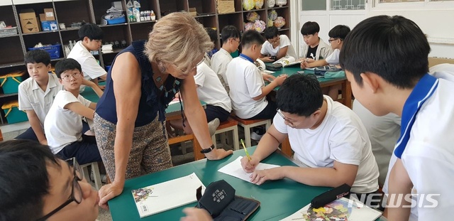 프랑스인 교사가 경주 신라중에서 수업 진행