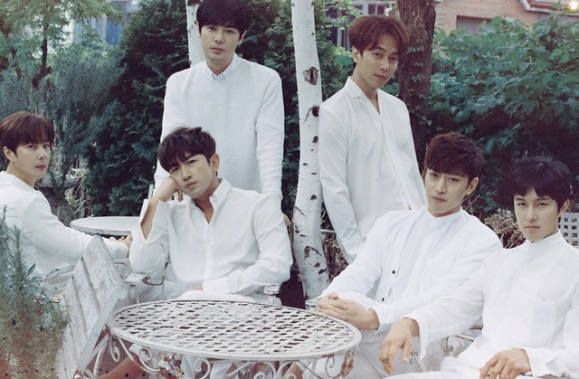 그룹 신화 데뷔 20년, 힘 뺀 섹시 댄스···관록의 절제미