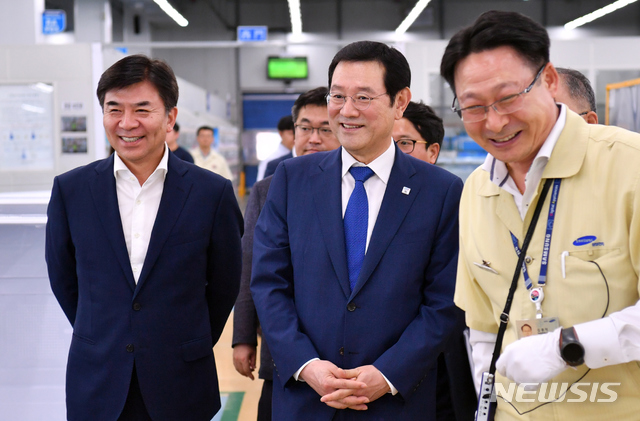 공장 둘러보는 광주시장과 삼성전자 사장