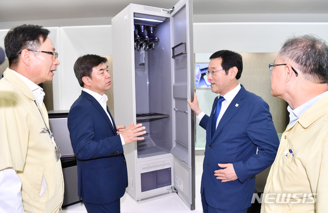공장 둘러보는 광주시장과 삼성전자 사장