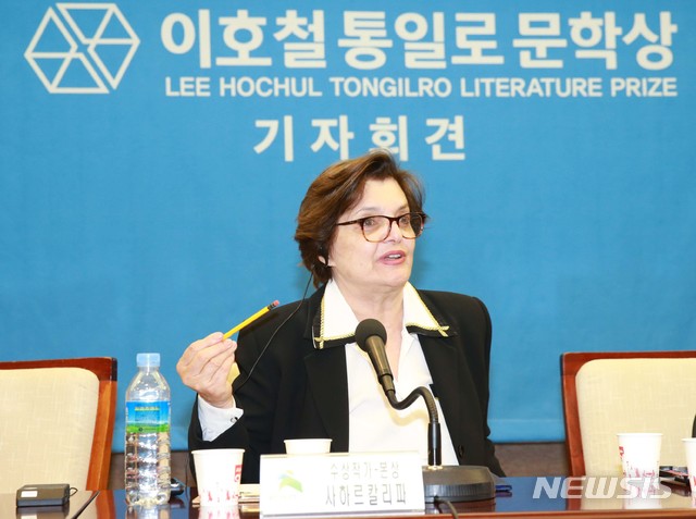 답하는 사하르 칼리파 작가
