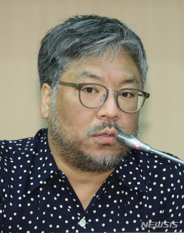 공연작 설명하는 윤한솔 그린피그 연출