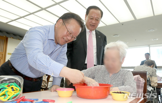 김부겸 장관, 추석맞아 노인요양센터 방문
