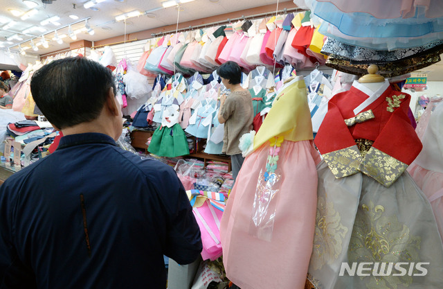 아동 한복 살펴보는 시민