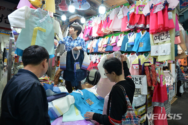 한복 살펴보는 시민