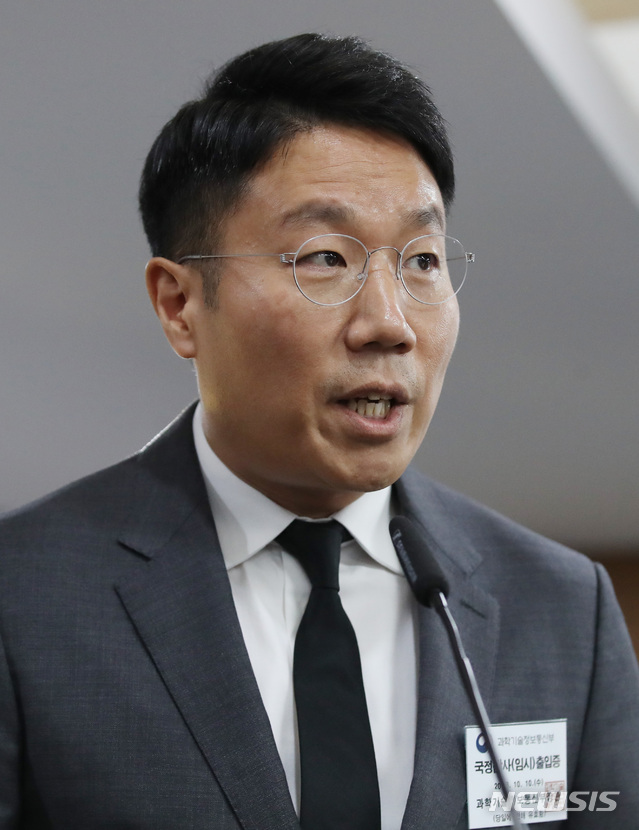 의원들 질의에 답하는 브랜든 윤 대표