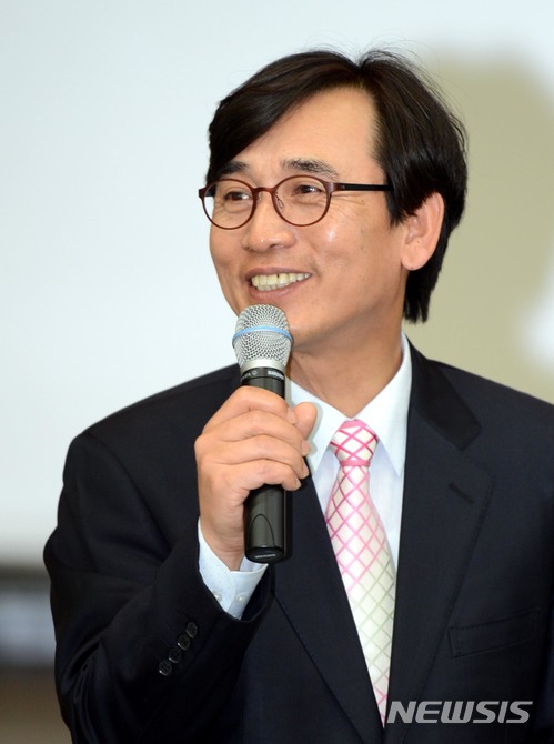 유시민, 오늘 노무현 재단 신임 이사장 취임…정계복귀 가능성은