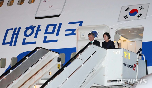 브뤼셀 도착한 문재인 대통령 내외
