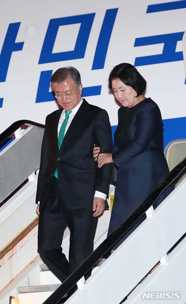 벨기에 브뤼셀 도착한 문재인 대통령 내외