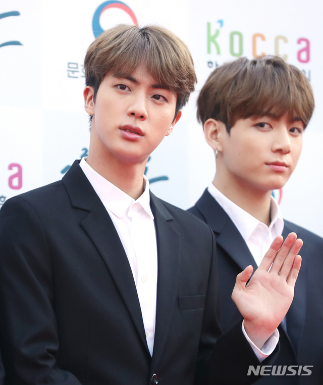 손 흔드는 방탄소년단 진