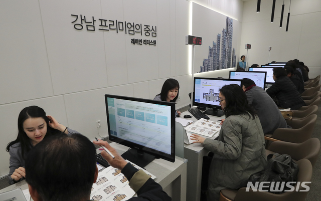 래미안 리더스원 분양 상담받는 방문객
