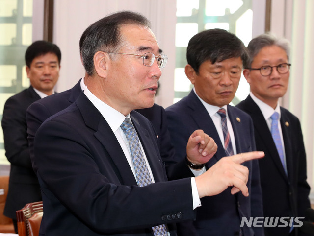 대화하는 이개호 농림축산식품부 장관