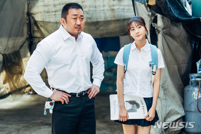 [뉴시스 리뷰]뻔하고 식상한 마동석표 액션 영화 동네사람들