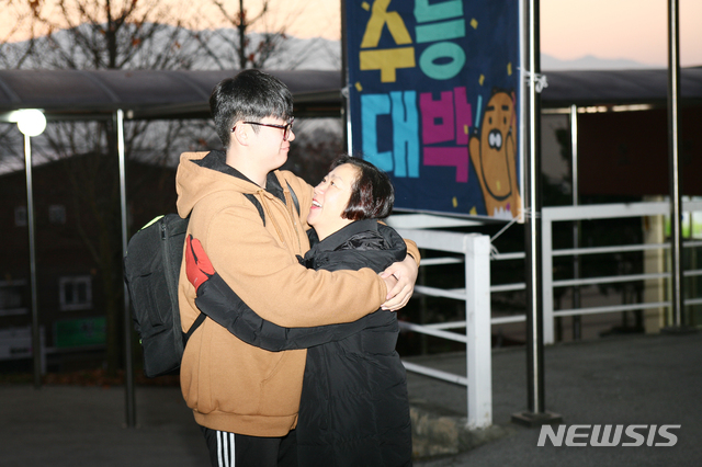 원주 진광고 수능시험장 한 수험생과 포옹