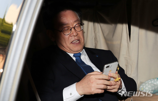 차량에 오른 이재명 경기지사