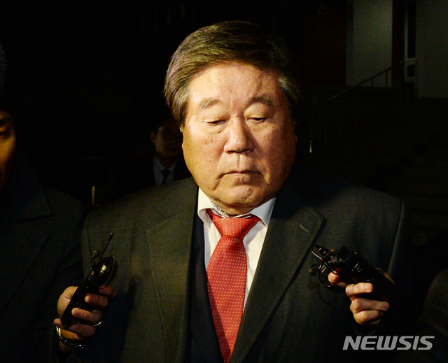 기자들 질의에 눈감은 최규성 전 한국농어촌공사 사장