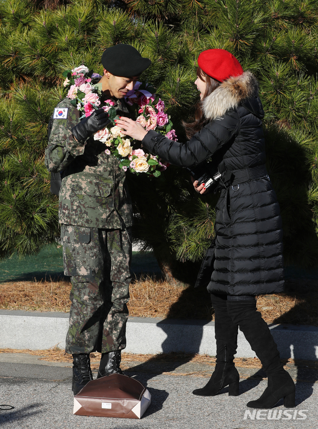 막 제대한 광희 꽃 목걸이 고맙습니다