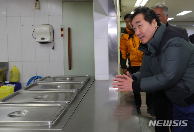 자활시설 급식소 살피는 이낙연 총리