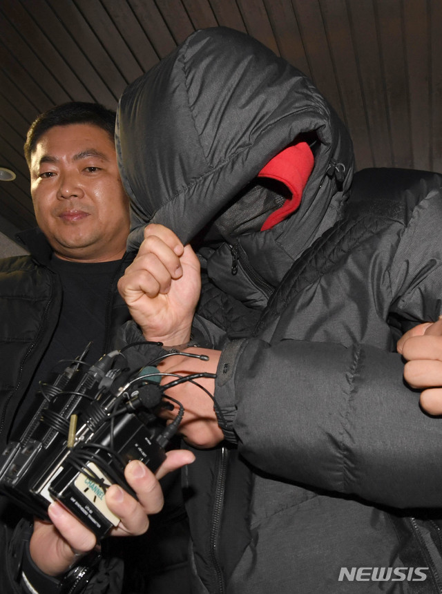 경찰 조사 받으러 들어가는 이용원 업주 살해범