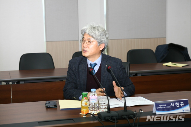 서현곤 한라대 교수 학생 현장실습 지원 등 교류 위한 협약서 설명
