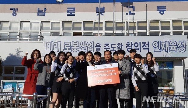 [교육소식]거제중앙중, 교통 도우미에 목도리 선물 등