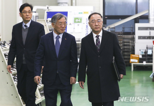 절삭공구 전문 제조업체 찾은 홍남기 경제부총리